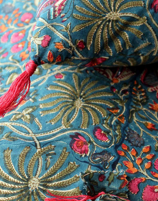 Linge de lit : courtepointe colorée avec des imprimés végétaux