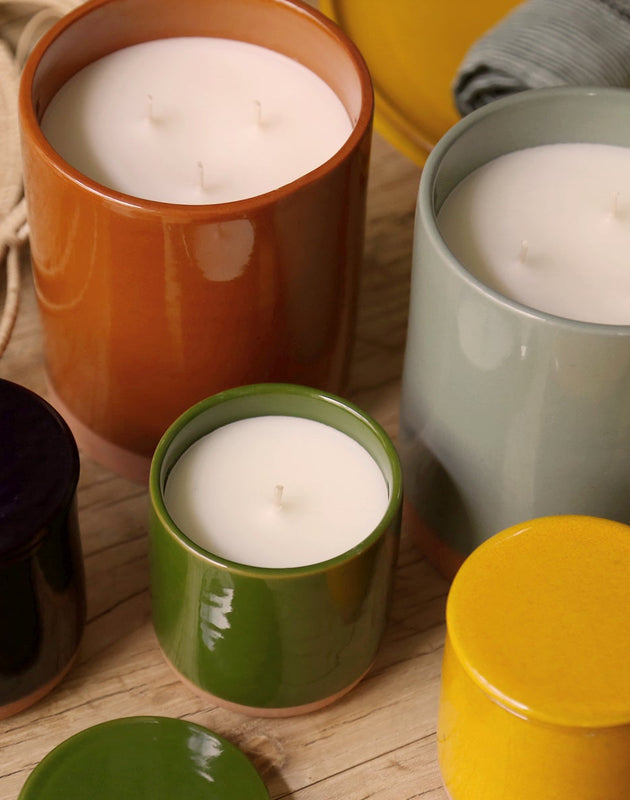Bougies parfumées dans pot en terracotta coloré