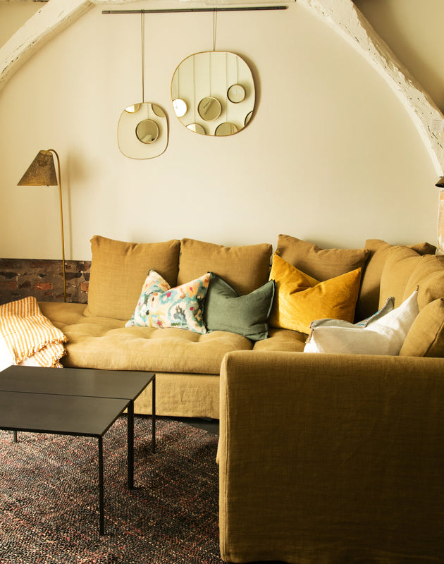 Deux miroirs fins en laiton doré Ame dans un salon