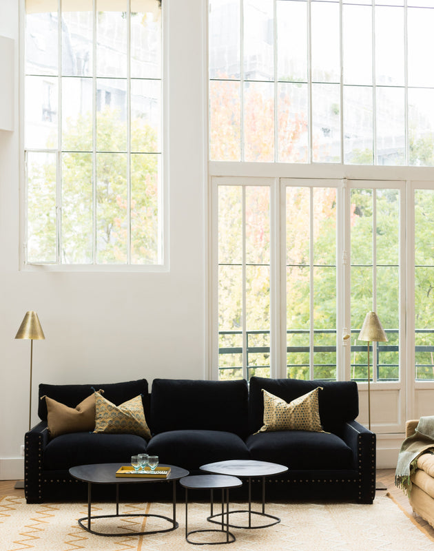 Trois tables basses en acier brut Ame dans un salon élégant