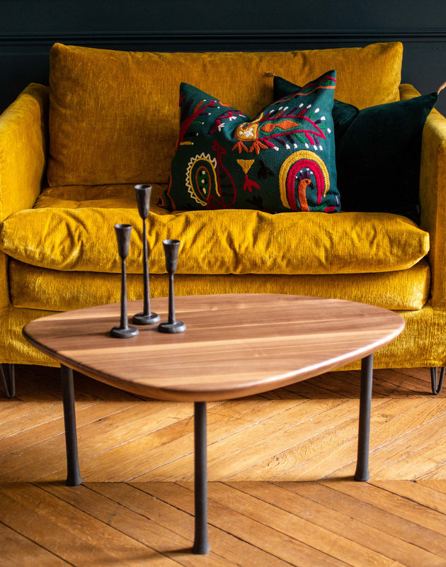 Salon : fauteuil en velours jaune pour 2 personnes très confortable