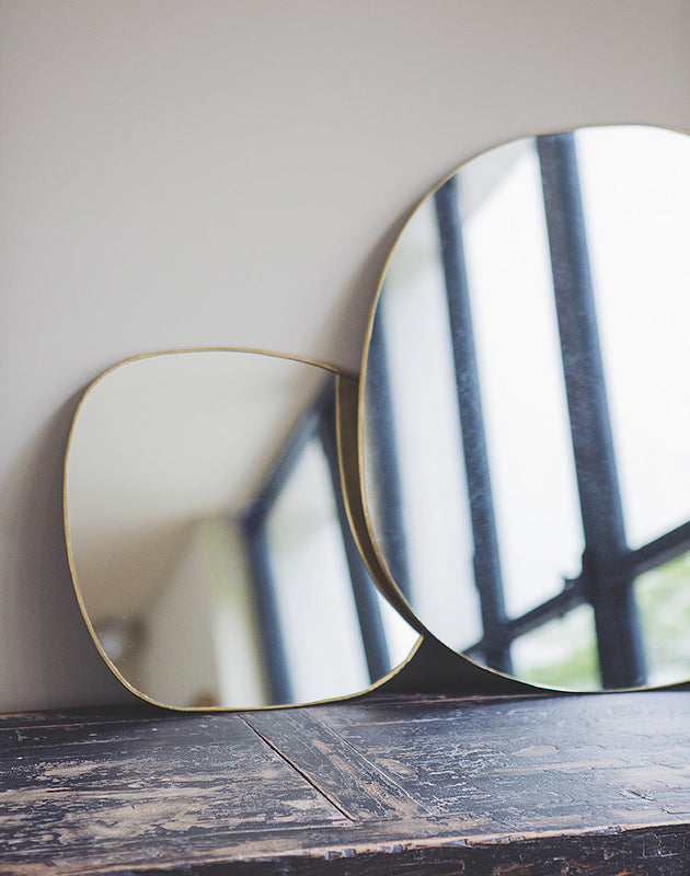 Deux miroirs en laiton doré serti main Ame