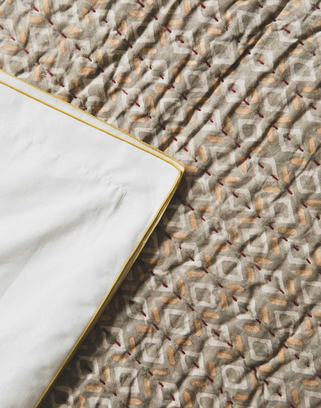 Linge de lit : drap en coton blanc avec un liseré jaune