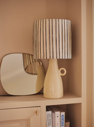 Luminaire : abat-jour épuré blanc et noir pour chambre