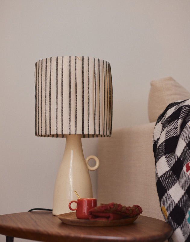 Luminaire : abat-jour noir et blanc pour lampe à poser de salon ou chambre