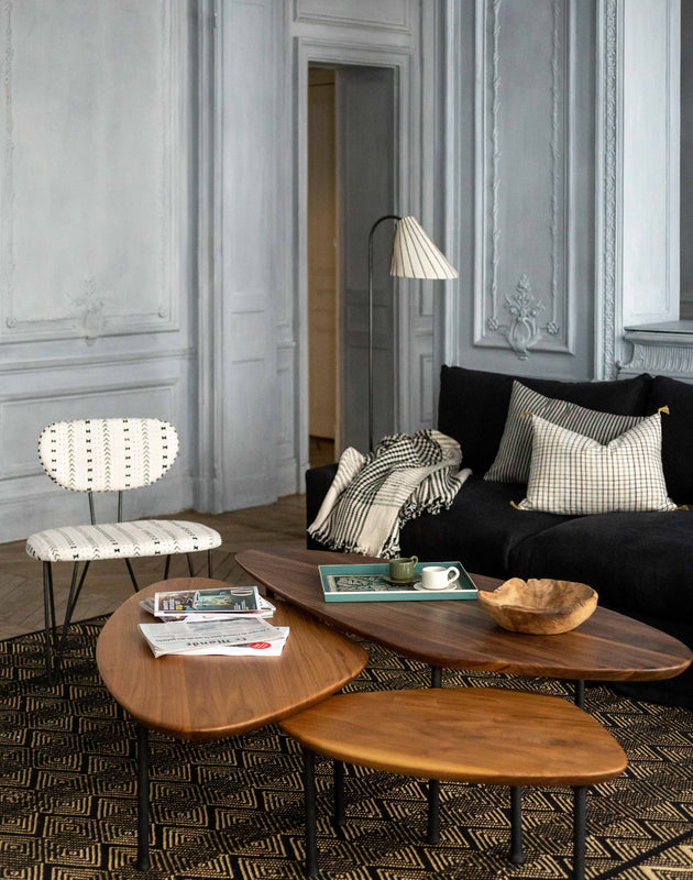 Lampadaire pour un salon noir et blanc