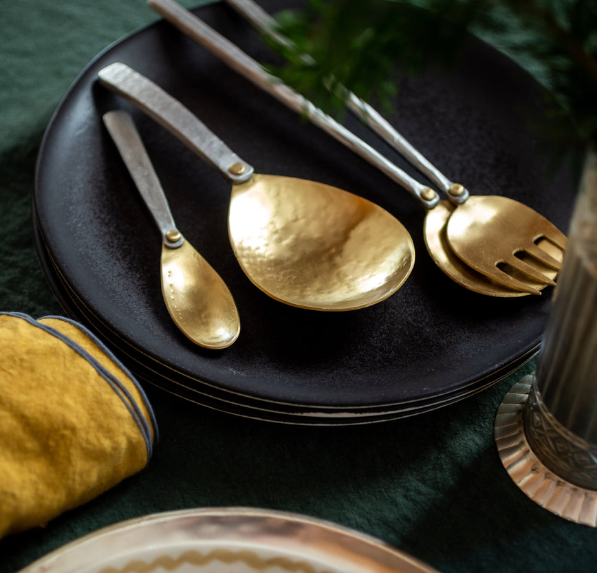 Couverts dorés pour une table décorée pour les fêtes