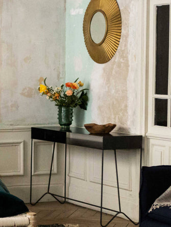 Console en acier brut noir pour la chambre