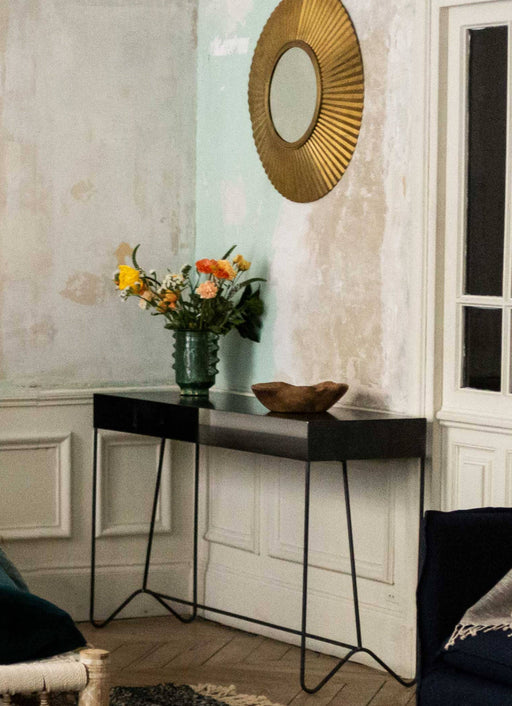 Console en acier brut noir pour la chambre