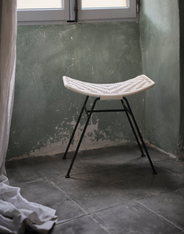 Murgi lozenge stool