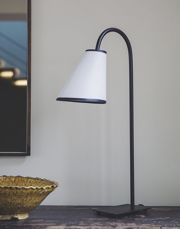Luminaire : lampe à poser noire et blanche pour votre bureau