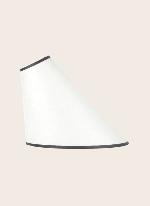 Luminaire : abat-jour en papier blanc en biais avec des contours noirs