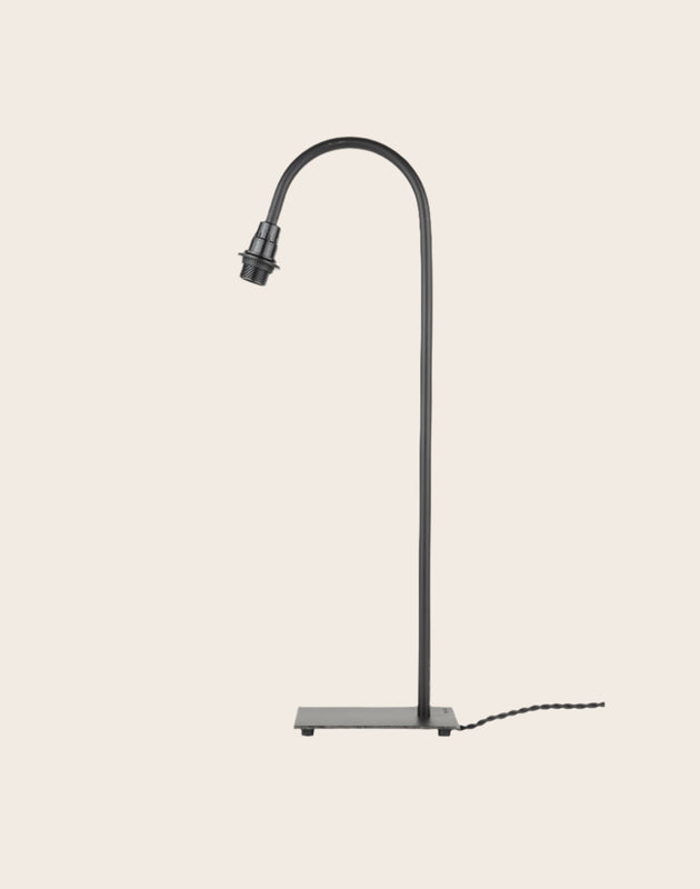 Pied de lampe à poser en acier brut noir avec coubure à son sommet