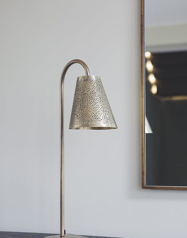 Lampe à poser Ella bronze en acier nichée sur un pied altier