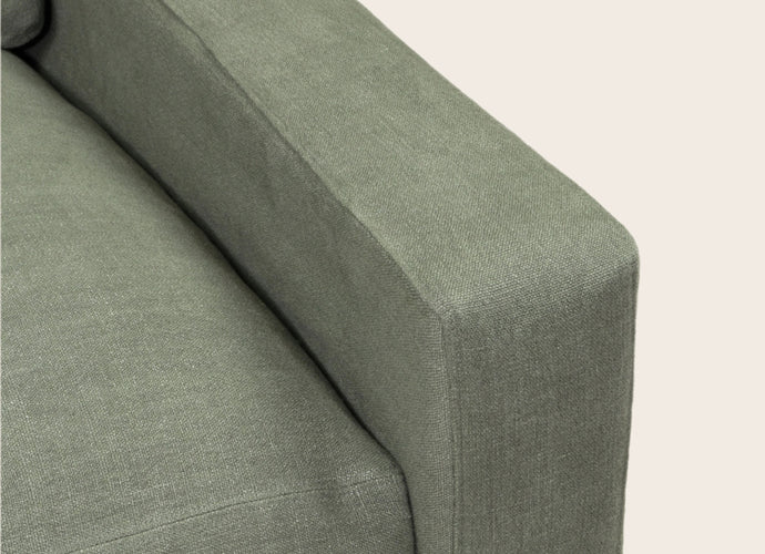 Zoom sur accoudoir du fauteuil Higor de chez Caravane