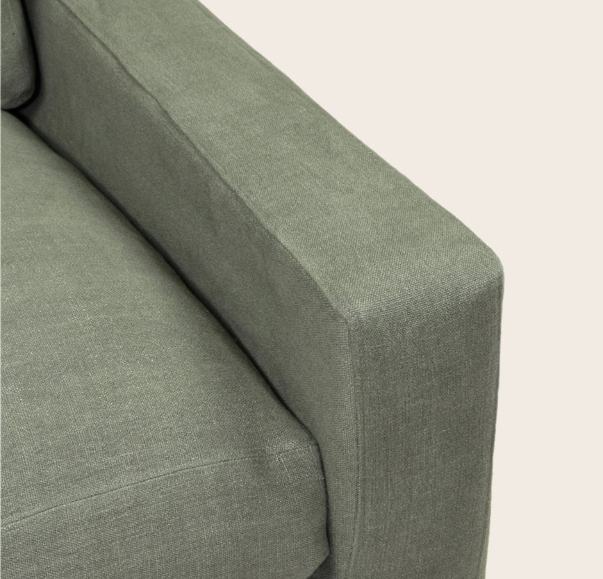 Zoom sur accoudoir du fauteuil Higor de chez Caravane