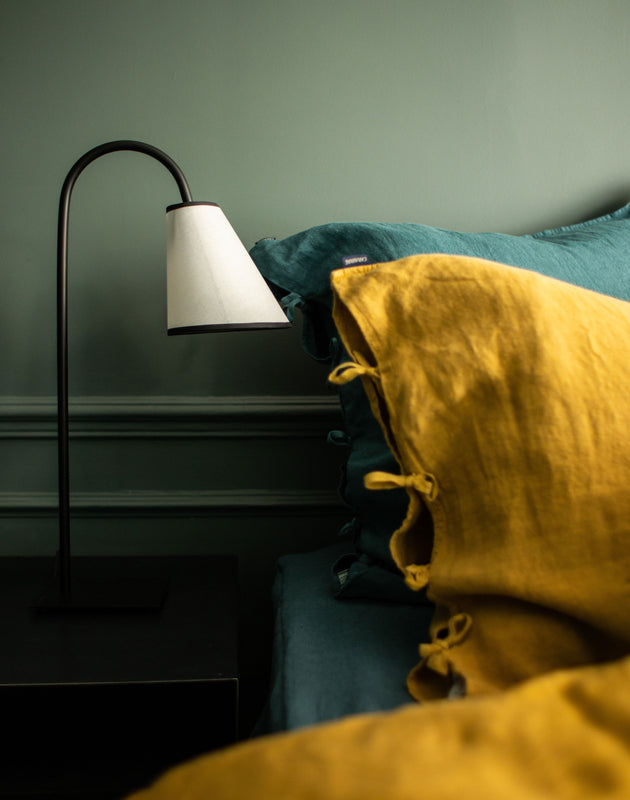 Pied de lampe à poser en acier brut noir Ella sur socle anguleux et son abat-jour en papier blanc Ella