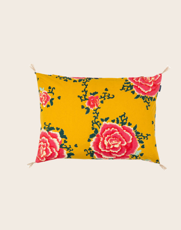 Housse de coussin aux motifs floraux jaune curcuma