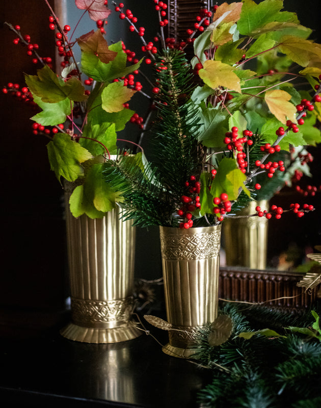 Deux vases pour fleurs doré en laiton à stries et motifs géométriques