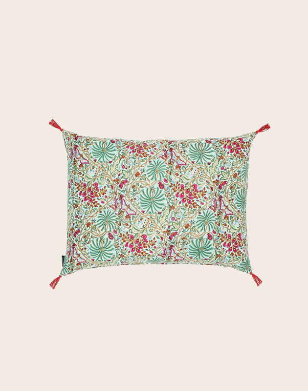 Housse de coussin Papilio turquoise avec son motif floral et ses pompons signatures aux extrémités