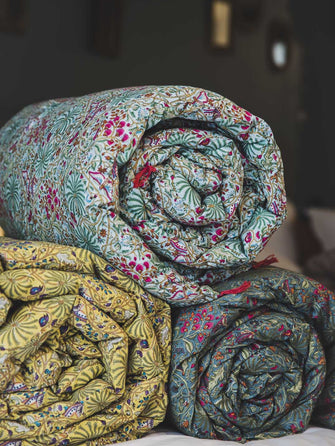Linge de lit : courtepointe colorée avec des imprimés végétaux