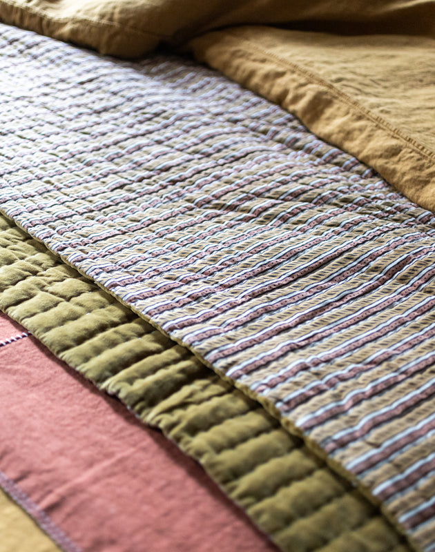 Linge de lit avec le couvre lit Raana en coton et velours lavé