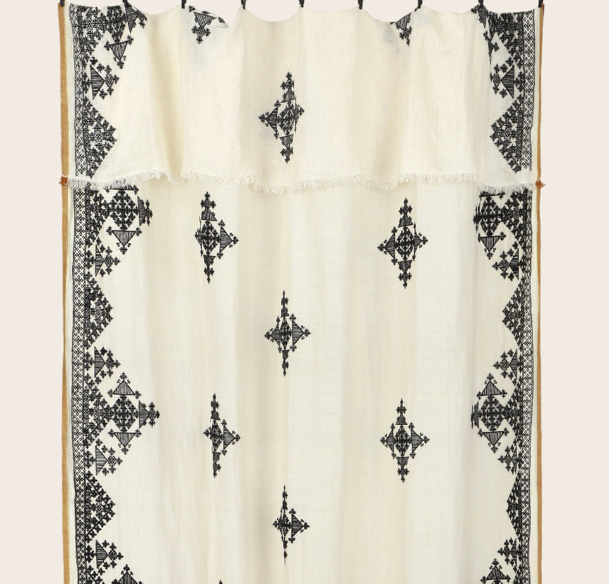 Rideau Dafi en coton, bambou et lin à motifs brodés noirs