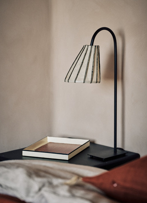 Luminaire : abat-jour pour lampe à poser, sur une table de chevet dans une chambre