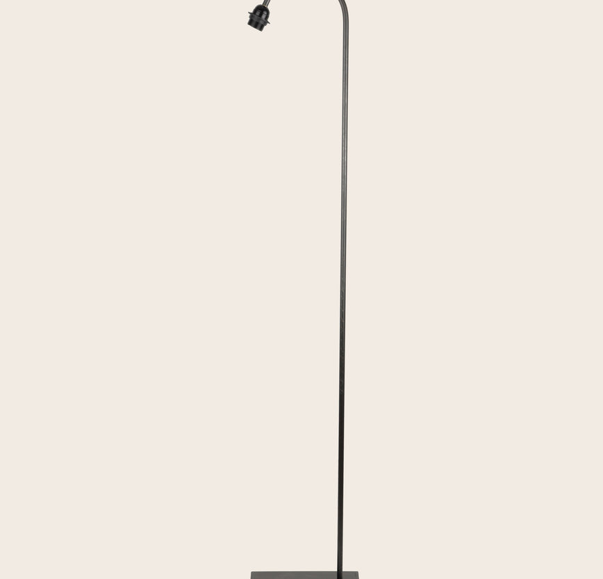 Grand pied de lampadaire Ella en acier noir et courbure en son sommet