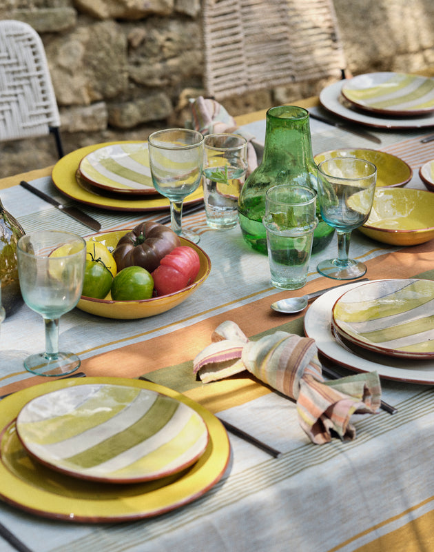 Elegante table estivale avec la nappe Soleo en lin et ses assiettes Amalfi en terre cuite