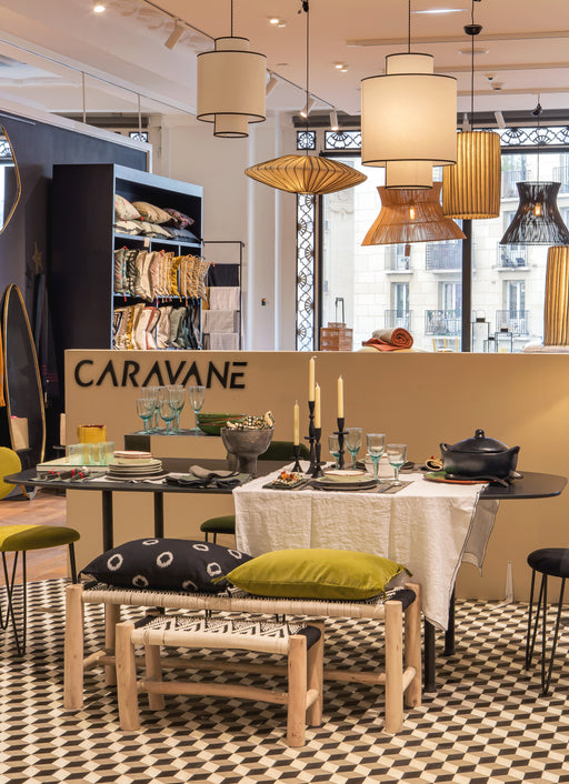 Table à manger noire en acier brut Fuji dressée dans un salon