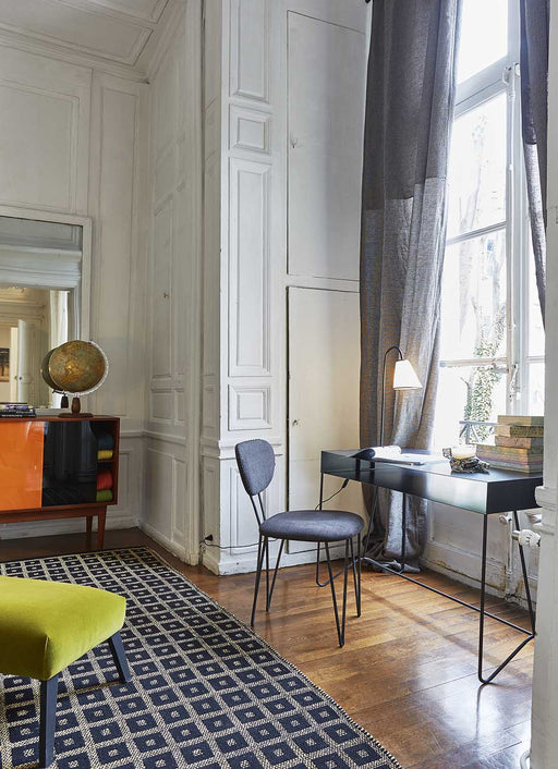 Bureau noir en acier brut avec un grand plateau