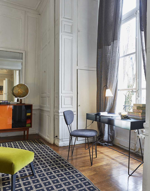 Bureau noir en acier brut avec un grand plateau