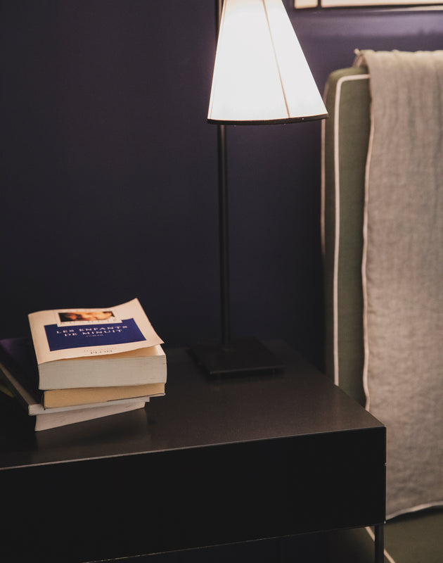 Pied de lampe à poser en acier brut noir et son abat jour en papier blanc