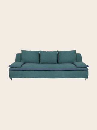 Grand divan dans les tons bleus avec coussins