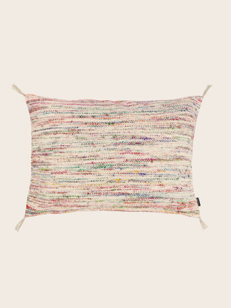 Packshot de la housse de coussin confetti en coton et en soie avec pompons signature
