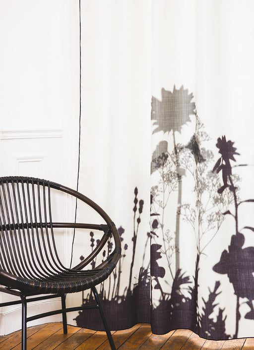 Rideau Feuillages avec motifs réalisés sur un fond de lin blanc cassé