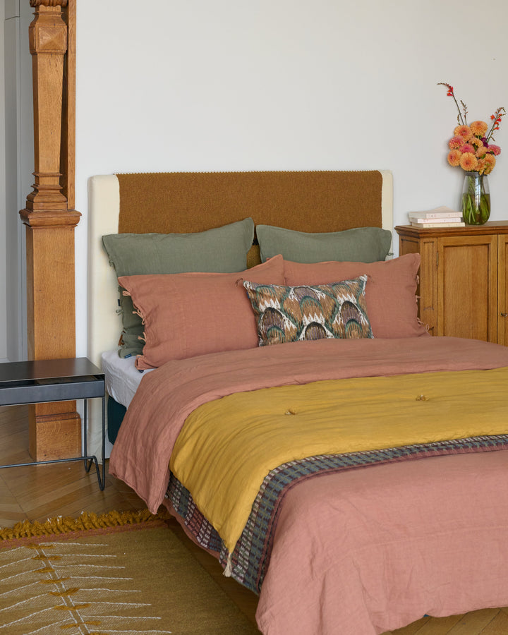 Une chambre aux teintes chaleureuses