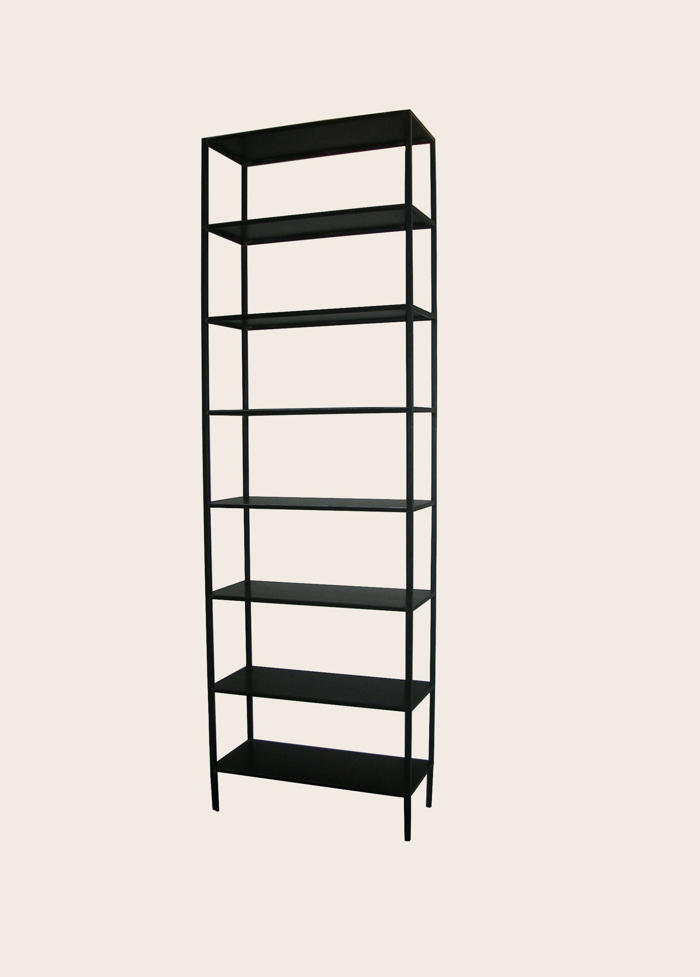Rangement : bibliothèque noir en acier brut