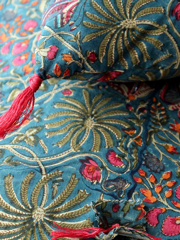 Linge de lit : courtepointe colorée avec des imprimés végétaux