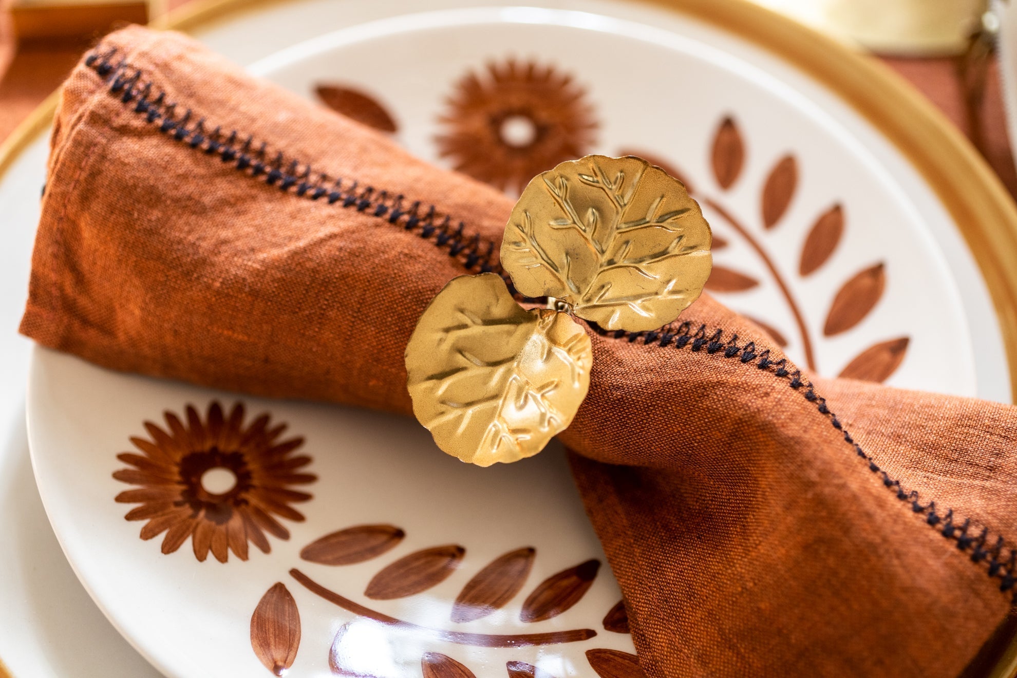 Rond de serviette de table Floria en métal doré en forme de feuille