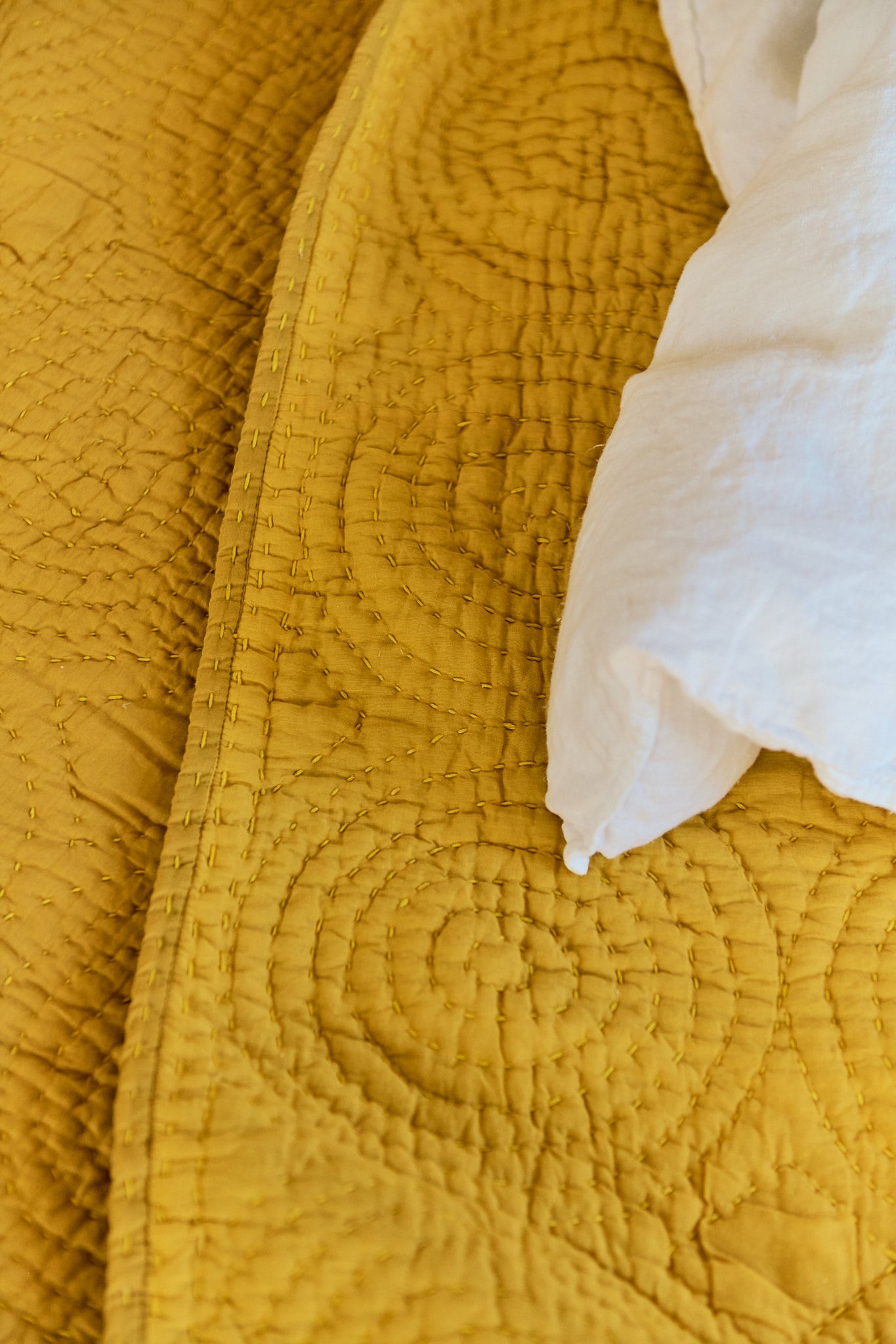 Détail du couvre-lit Kandi en coton et ouate matelassée