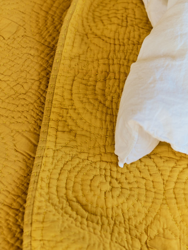Détail du couvre-lit Kandi en coton et ouate matelassée
