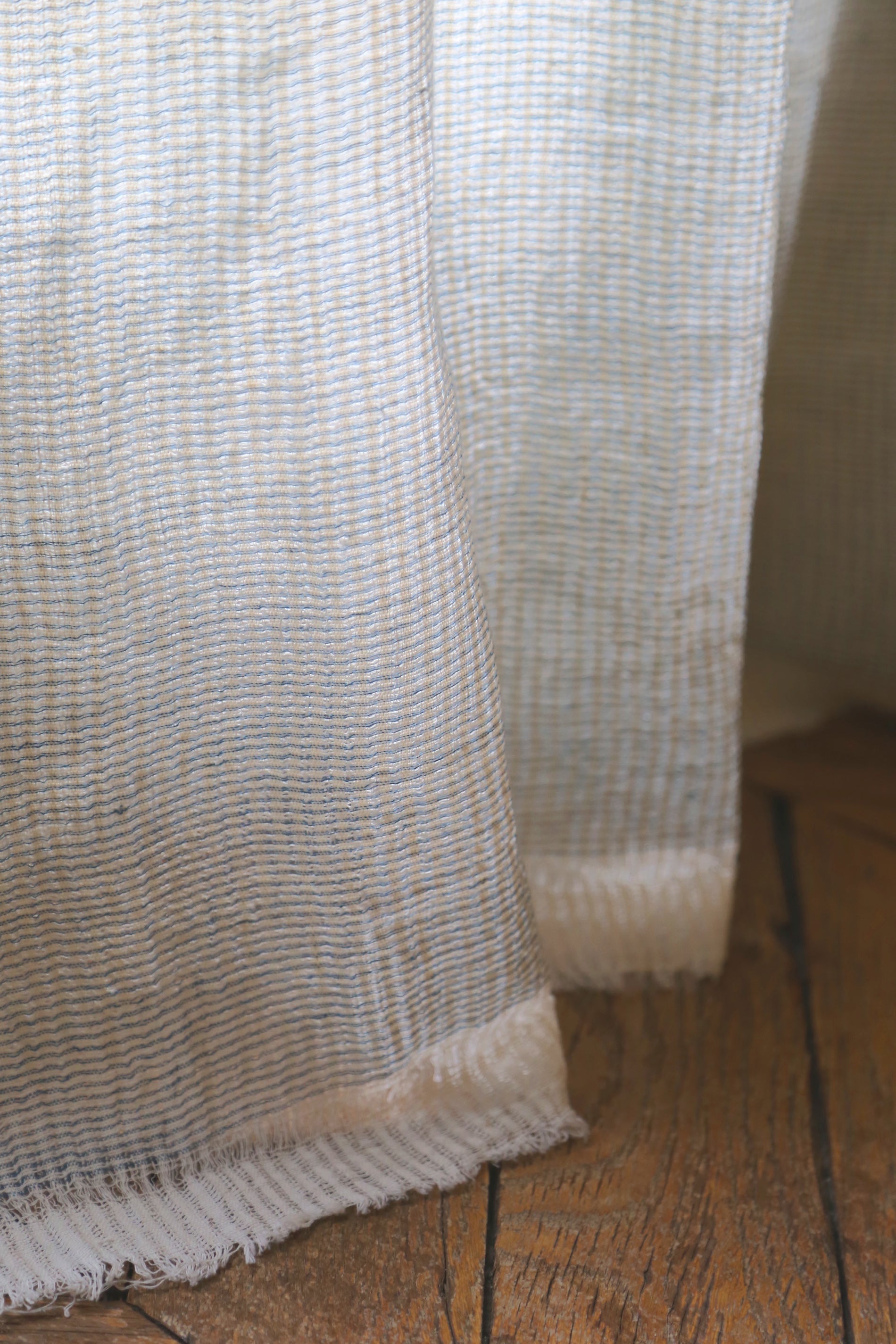 Franges délicates et tissage léger du rideau en coton Arys