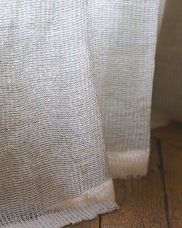 Franges délicates et tissage léger du rideau en coton Arys