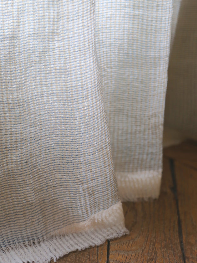 Franges délicates et tissage léger du rideau en coton Arys