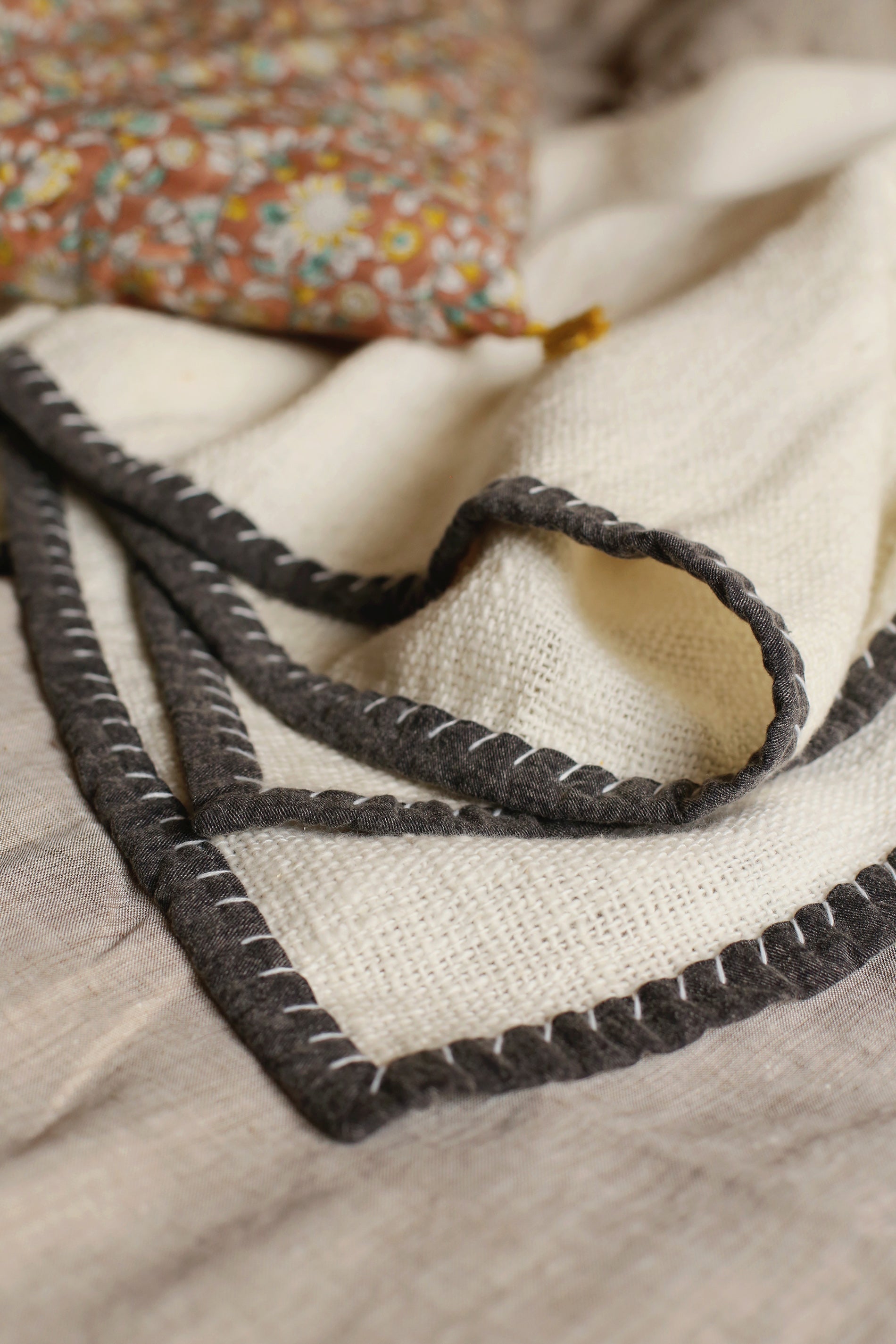 Linge de lit : couvre-lit blanc avec des bordures noires
