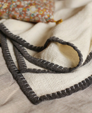 Linge de lit : couvre-lit blanc avec des bordures noires
