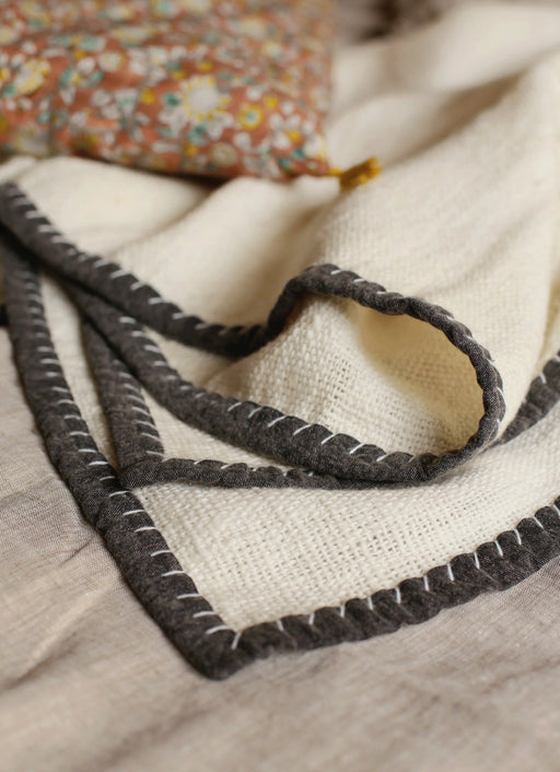 Linge de lit : couvre-lit blanc avec des bordures noires