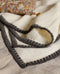Linge de lit : couvre-lit blanc avec des bordures noires